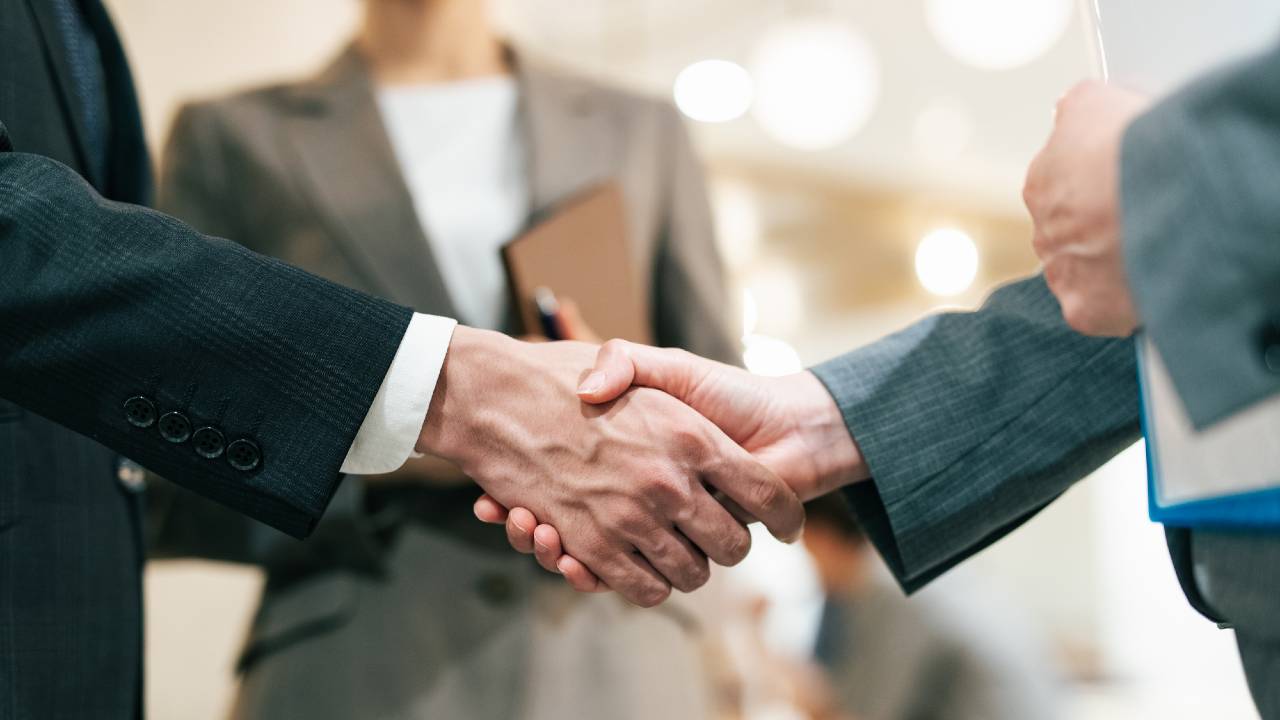 高齢社長、後継者不在で廃業危機…「M&A」は最良の解決策?