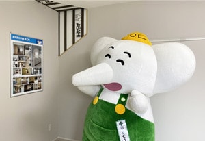 朝日建設のナンバーワン営業マンの「やるぞう君」。