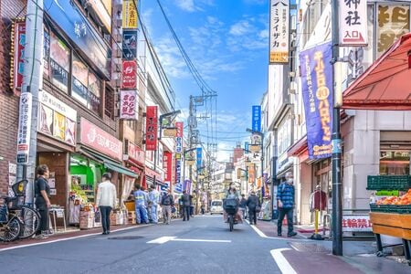 （練馬区・石神井公園駅近くの商店街／PIXTA）