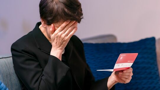 通帳をみて心臓が止まるかと思った…「年金月28万円・貯金3,500万円」だったのに、定年9年後に夫急逝（享年69）→妻が「遺された50万円」で通夜も告別式もナシ“寂しすぎる葬式”を挙げざるを得なかったワケ