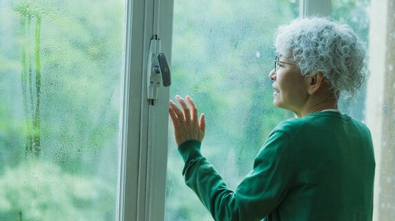 「誰にも言えなくて…」評価額1.5億円の豪邸で暮らす75歳“憧れのマダム”。ホテルで優雅なアフタヌーンティーを楽しみながら、密かに脅える「老後破綻の影」