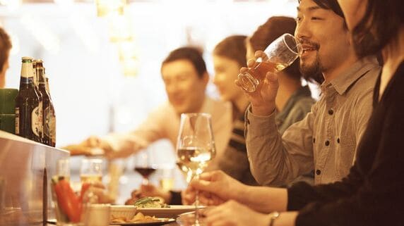 謎の居酒屋で出会った〈株で大儲け〉の大富豪たち…資産数億円を築く投資家が「今週、いくら儲かった、いくら損した」という話を決してしない理由