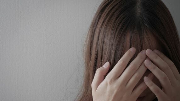 「着信だけで心臓バクバク…」休職後も鳴りやまない会社からの連絡。〈退職代行〉では終われない休職女性のSOS【社労士が「退職代行の限界」を解説】