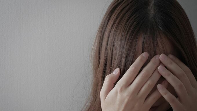 「着信だけで心臓バクバク…」休職後も鳴りやまない会社からの連絡。〈退職代行〉では終われない休職女性のSOS【社労士が「退職代行の限界」を解説】