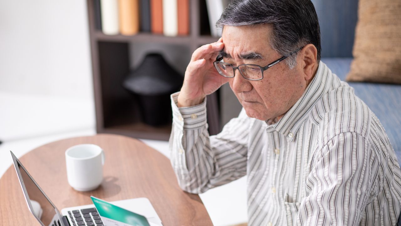 孫「海外留学したい」に〈貯金4,000万円〉からポンと援助した70歳元教員男性。5年後、「自分の医療費が足りない…」の末路