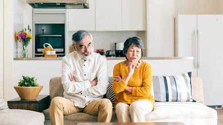 「成年後見」と「家族信託」どちらを使う?(※画像はイメージです/PIXTA)