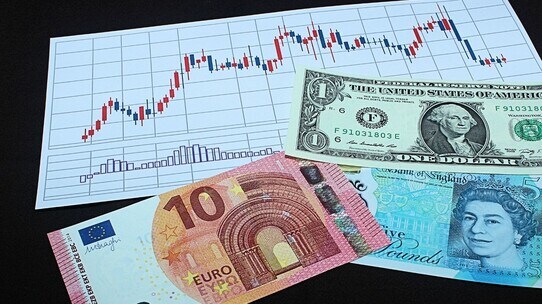 日銀が実質の利上げ。米国・欧州も利上げ継続で、金融引き締めがグローバルで加速するとの観測が強まり中国・香港市場は下落