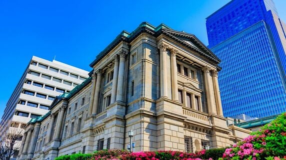 人生の大半を老後資金づくりに努めてきたのに…銀行に預けた資産が「金融政策」の犠牲になる不条理。“役人の暴走”を止める強力な武器「現金」