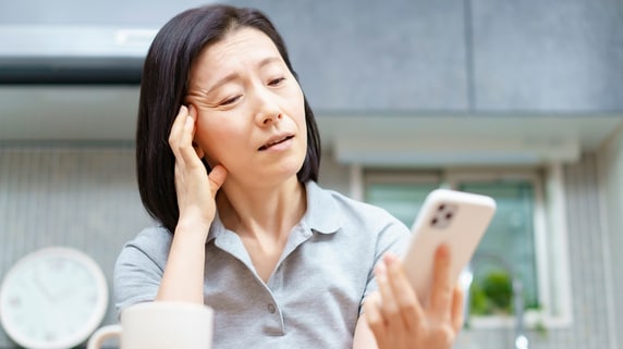 ご自分でどうにかなさっては？…52歳長女、父の後妻から来た「20年ぶり」の連絡を黙殺。理由は、母の死直後の「年の差再婚」への複雑な思い