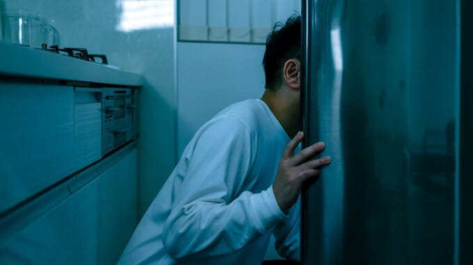 もう無理…突如「食いつくし系」へと変貌した夫。40代・管理職妻が深夜のリビングで絶句した、大量の「コゲ茶色の物体」の正体