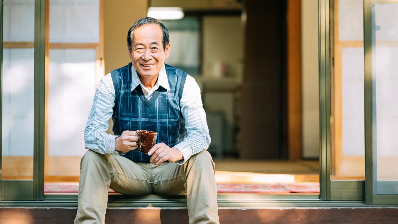 65歳で「年金月17万円」だったが、70歳の「年金受取額」に歓喜。初回振込額に興奮も、75歳男性が「早く年金をもらっておけば…」と後悔するワケ