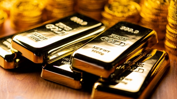 安全資産→レジェンド資産へ…目まぐるしく変わる投資環境下でも、〈金〉が“変わらぬ強さ”を保つワケ【原油・銅・ビットコインと比較】