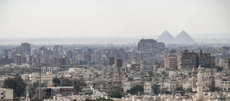 オールドカイロからギザのピラミッドを臨む