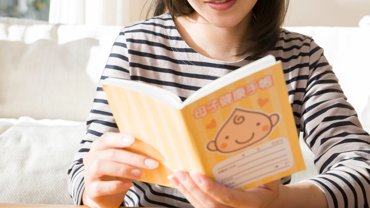役所で母子手帳を受け取った日…世帯年収700万円・31歳共働き妻、スマホに表示された「月1万6,000円」に覚えた罪悪感