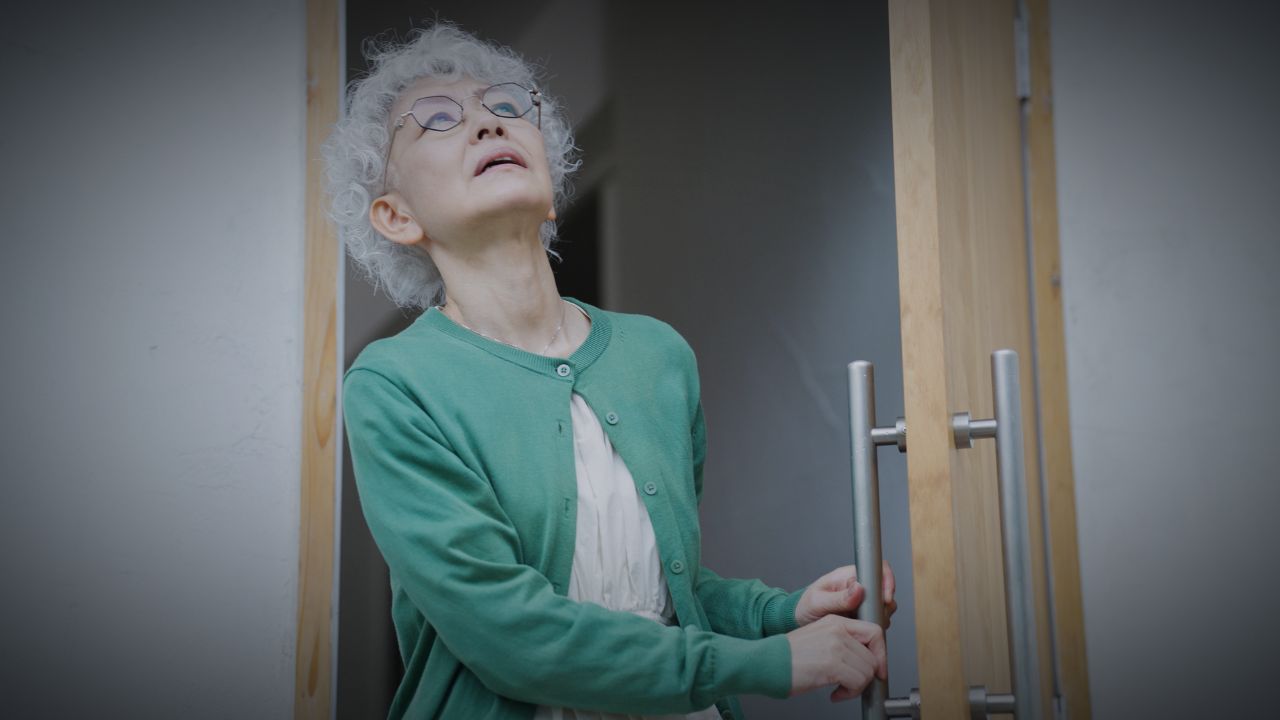 母さん、ごめん…半年ぶりの帰省で目撃した、〈年金月7万円〉76歳母の〈衝撃の姿〉に絶句。〈年収550万円〉50歳ひとり息子が下した「苦しすぎる決断」