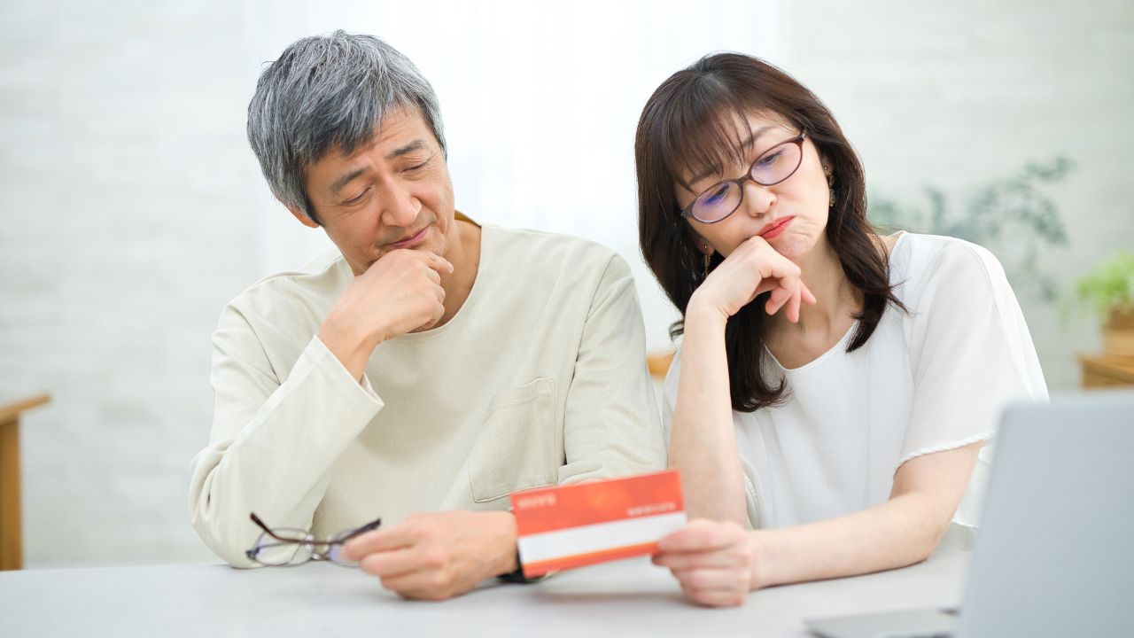 「このままだと死ぬ前に底をつく…」〈貯金3,000万円・年金月24万円〉で逃げ切るはずだった68歳夫婦、リタイアから3年で直面した「想定外の恐怖」