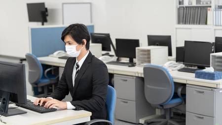 テレワークが進み、出社する社員が少ない会社も…（※写真はイメージです／PIXTA）