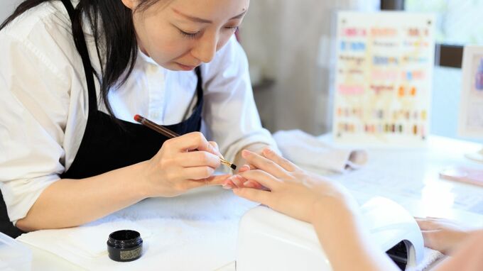 「私、新しくサロンを開くんです。だから…」退職予定のスタッフによる顧客引き抜き疑惑。ネイリストたちの損害賠償をめぐる泥沼トラブル【弁護士が解説】