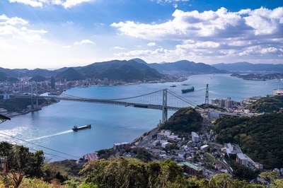 下関・関門海峡の街並み（出所：PIXTA）