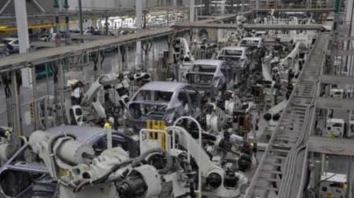トヨタの生産ラインは従業員にも止める権限が与えられているという。(画像はイメージです/PIXTA)