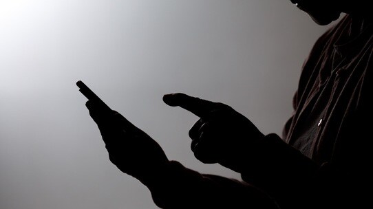 70歳・都内住み女性の「100万円」が行方知らずに…平穏な日々を壊した「2本の電話」【弁護士が解説】