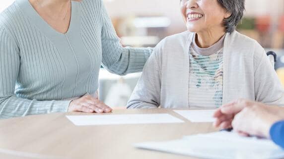 「本当にこれでよかったのかな…」年金月8万円の81歳母に老人ホーム入居を勧めた54歳娘が涙する理由