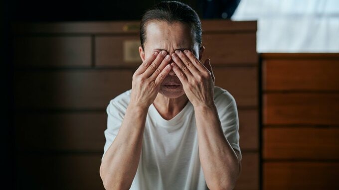 「取り返しがつかないことを…」〈年金月13万円・80歳母〉、夜中の電話で泣き崩れる声。55歳長男に打ち明けた「想定外の事情」