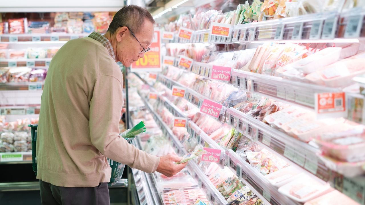 「スーパーの半額シールを狙う毎日です」〈年金月15万円〉78歳男性、物価高が引き裂いた「穏やかな老後」