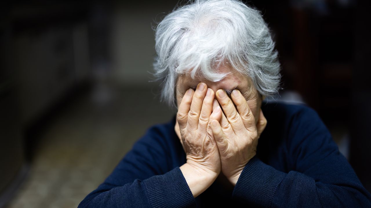 お願い、置いて行かないで！〈年金月13万円〉泣き叫ぶ72歳母を払いのけ、48歳長男が実家を出た理由