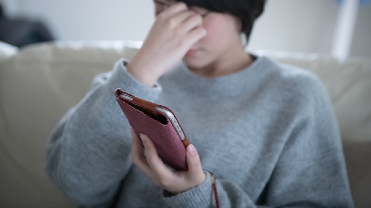 疲れ目、頭痛、肩こりの真犯人…「スマホ眼」をセルフチェック