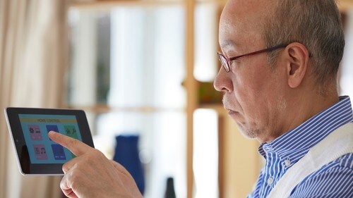 ITは高齢者の日常生活の向上に大きく貢献しているという。（※写真はイメージです／PIXTA）