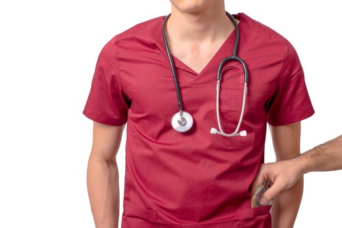 医師の脱税・申告漏れが多いのはなぜなのか…？ （画像はイメージです／PIXTA）