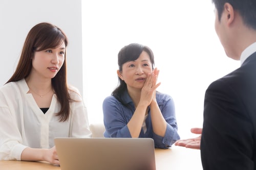 「頭金ゼロで購入できますよ…」 （画像はイメージです／PIXTA）