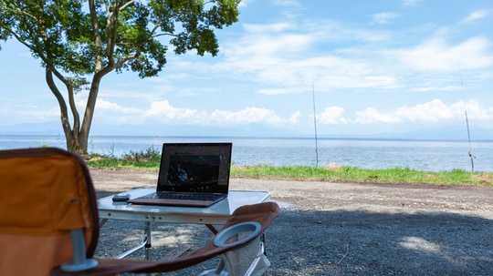 リモートワークの増加で、デュアルライフを選択する人が増加する？ （画像はイメージです／PIXTA）