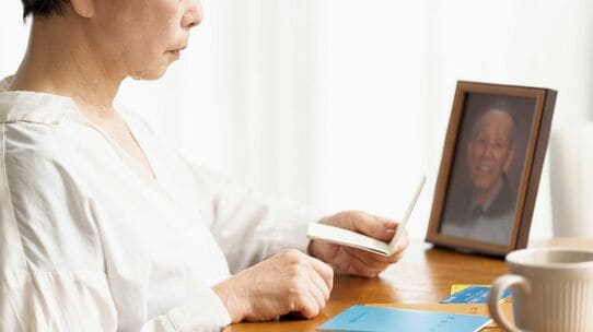 私だけ、健康だったばっかりに…〈年金8万円〉夫を亡くした83歳女性、友達も先に逝き、通帳残高17万円。老後の孤独で痛感した「長生き」の本当の意味【FPが解説】