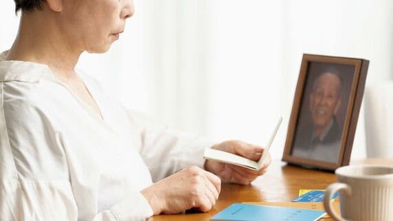私だけ、健康だったばっかりに…〈年金8万円〉夫を亡くした83歳女性、友達も先に逝き、通帳残高17万円。老後の孤独で痛感した「長生き」の本当の意味【FPが解説】