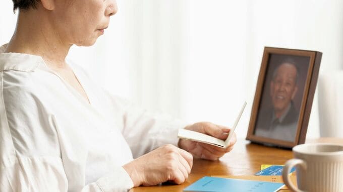 私だけ、健康だったばっかりに…〈年金8万円〉夫を亡くした83歳女性、友達も先に逝き、通帳残高17万円。老後の孤独で痛感した「長生き」の本当の意味【FPが解説】
