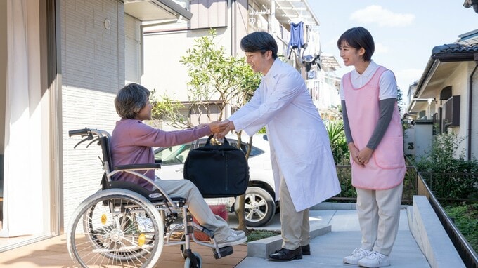 【衝撃の事実】在宅看取りの裏側…訪問診療の複雑すぎる料金システムを現役医師が徹底解説！「定期訪問」と「往診」の違いとは