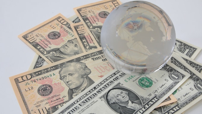 「株安」ならば「米ドル買い戻し」も…日本円だけ特別なワケ