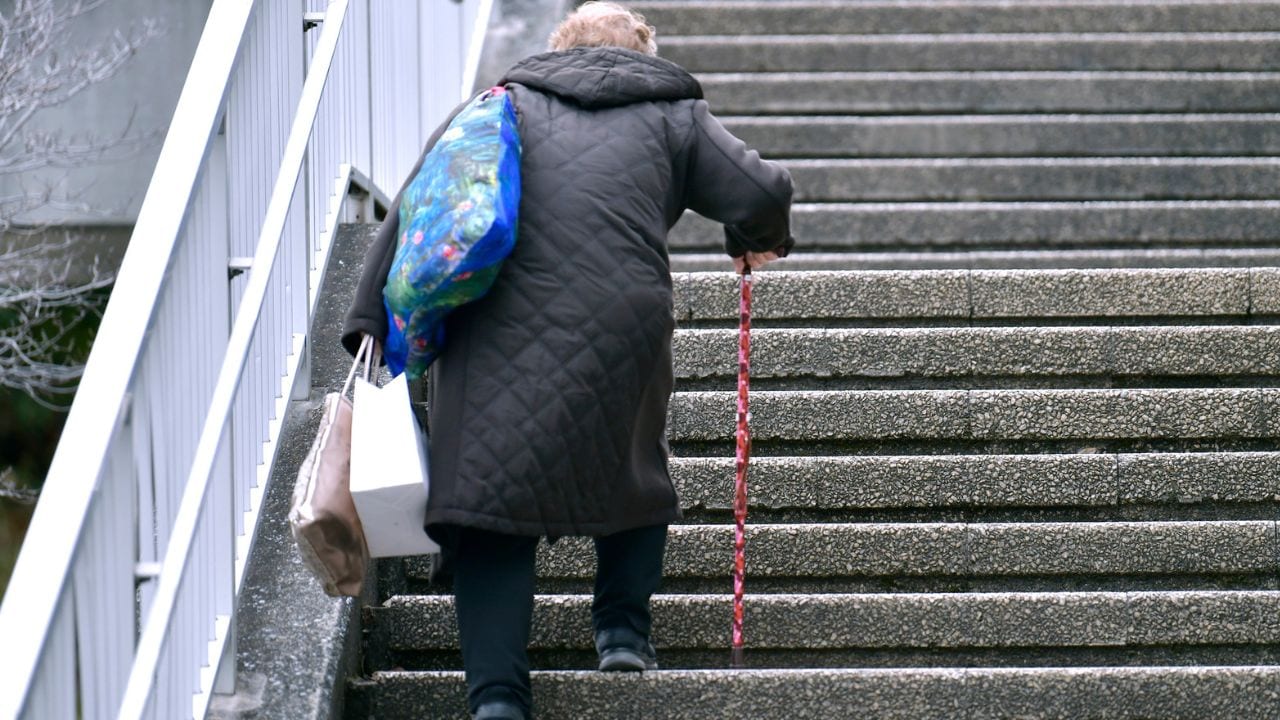 1割負担のはずでは…？繰下げ受給で〈年金月21.3万円〉に増額した75歳男性、病院の会計で知った「医療費の誤算」