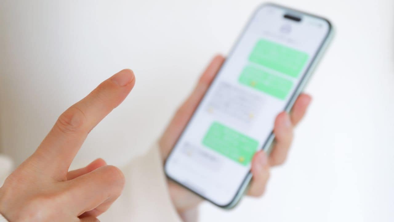 「助けてくれ」実家で1人暮らす74歳父、夜21時のショートメッセージ。車を走らせ駆け付けた46歳長女、実家のリビングでみた光景に「ふざけるな！」