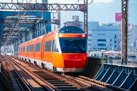 「町田」駅にも停車するロマンスカー