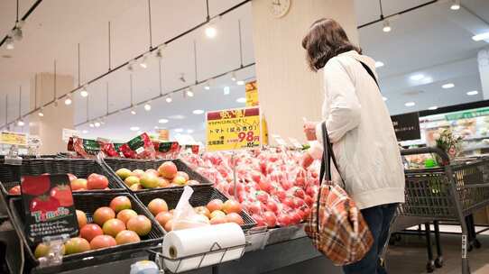現在と1年前を比べ「ゆとりがなくなってきた」が過半数…「価格が安いこと」を最重視する国民の悲鳴
