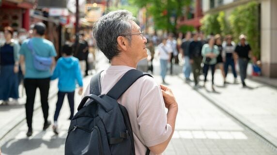 「年金が減額されてもいいんです」金融資産8,000万円・60歳で完全リタイアした独身男性。定年後の再雇用をあっさり断り、繰り上げ受給〈月11万円〉を選んだワケ
