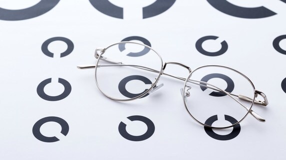 老眼なのに近くが見やすくなったら注意…「核白内障」とは?