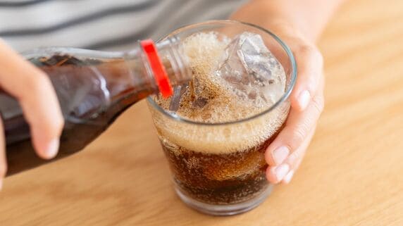 ホテルのコーラが1200円でびっくりした子どもに「マックより高いのはなぜ？」と質問されたら…トレーダーママの“子どもに逆質問"が秀逸