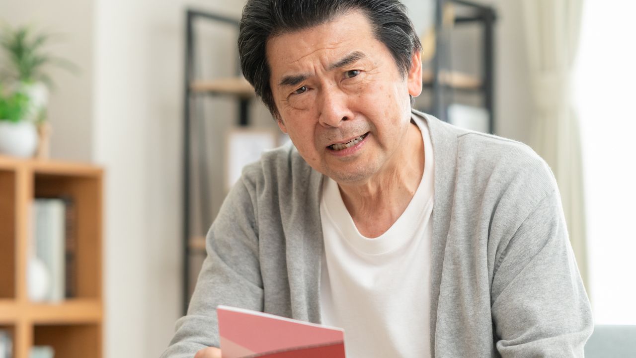 「俺が稼いだ金を何に使っているんだ！」〈年金月18万円〉〈老後資金3,000万円〉を想定していた64歳男性、思わず二度見した「貯金通帳の中身」。63歳妻の涙の告白に絶句