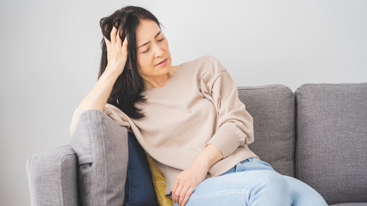 手が冷える、太ってきた、疲れやすい…原因は「女性ホルモンの低下」かも【医師が解説】