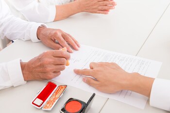 不利益な遺産分割案に判を押すよう迫ってきた長男と長女