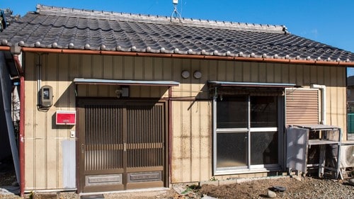 老人ホームに入居すると、今まで住んでいた自宅や家財道具の処分に頭を悩ませる。（※写真はイメージです／PIXTA）
